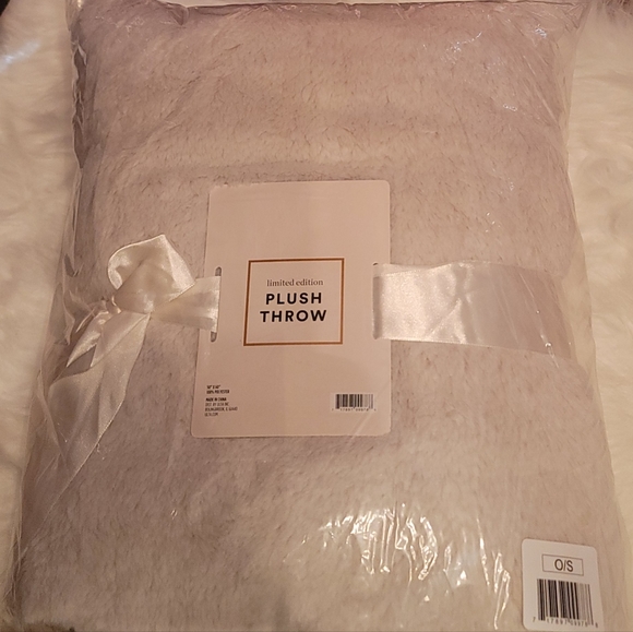 Plush Throw Blanket. Brand New 💎 - Picture 2 of 2